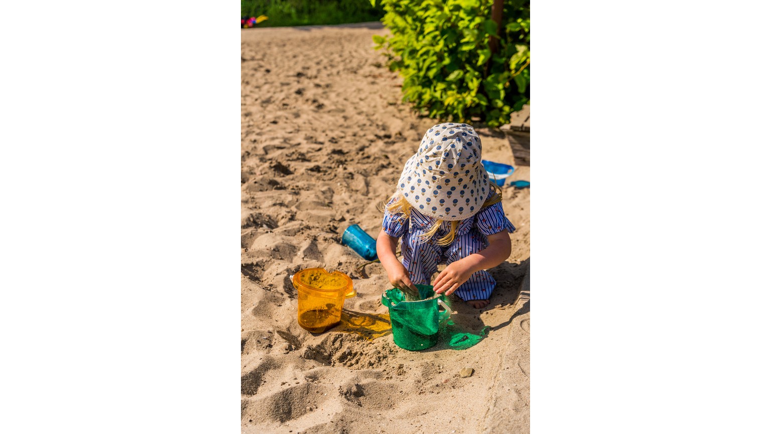 Classic spand med hældetud transparent 1.2 liter. - assorteret